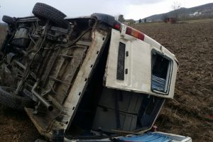Sakarya'da iş&ccedil;i servisi devrildi: 12 yaralı