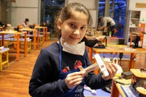 Minik &ouml;ğrenciler maket u&ccedil;aklarıyla Mehmet&ccedil;ik'in yanında