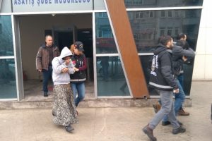 Girdikleri iş yerlerinden 35 bin TL'lik lastik ve jant &ccedil;aldılar