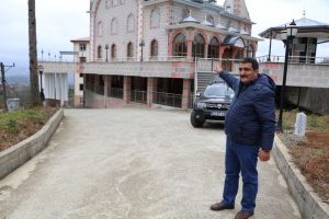 K&ouml;y yolu 'camiden' ge&ccedil;iyor