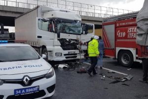 TEM'de kaza trafiği kilitledi