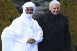 Başbakan b&ouml;yle karşıladı, kıyafeti dikkat &ccedil;ekti