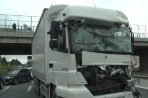 TEM'de trafiği kilitleyen tır kazası