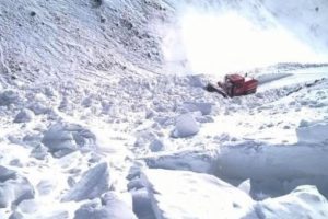 Erzurum'da 3 otomobil &ccedil;ığ altında kaldı