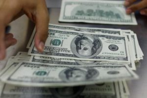 Rekor geldi, dolar dibi g&ouml;rd&uuml;