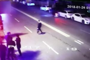 Gece kul&uuml;b&uuml;ne silahla saldırı kamerada