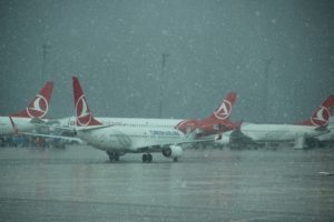 Atat&uuml;rk Havalimanı'nda ilgin&ccedil; kar manzarası