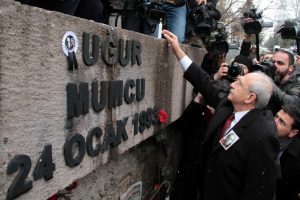 Uğur Mumcu &ouml;l&uuml;m&uuml;n&uuml;n 25. yılında evinin &ouml;n&uuml;nde anıldı