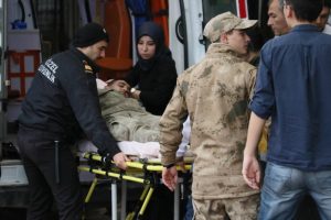 &Ccedil;atışmalarda yaralanan 3'&uuml; T&uuml;rk askeri 5 kişi Kilis'e getirildi