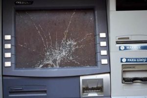Kızdığı ATM'yi par&ccedil;aladı!