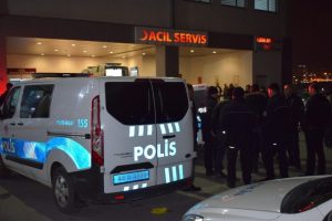 Acil serviste bı&ccedil;aklı kavga: 1 yaralı, 7 g&ouml;zaltı