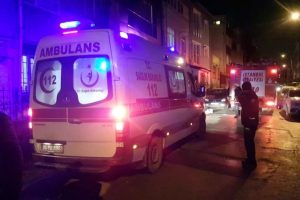 Balkondan d&uuml;şt&uuml;, korkuluklara saplandı