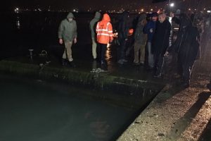 Polis otosu denize d&uuml;şt&uuml;! 1 polis kayıp, 1 polis yaralı