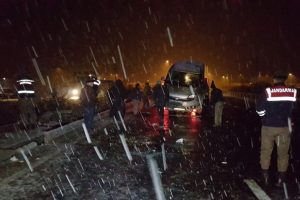 Gizli buzlanma kaza getirdi! Bursa plakalı ara&ccedil;...