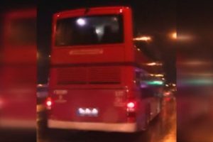 Gaziyi yağmurlu havada otob&uuml;sten indirdi