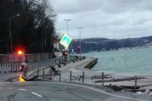 Tarabya'da sahil yolunda &ccedil;&ouml;kme