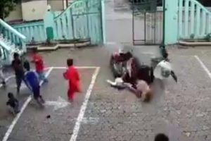 Motosiklet okula daldı: 4 yaralı