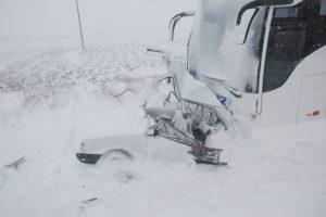 Yolcu otob&uuml;s&uuml; otomobile &ccedil;arptı: 1 &ouml;l&uuml;, 3 yaralı