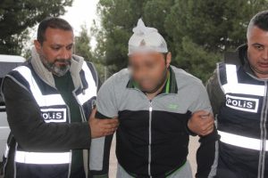 Adliyeye b&ouml;yle getirildi: İki ayağı al&ccedil;ıda, kafası sargılı...