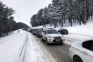 Bursa Uludağ'da s&ouml;mestir tatili yoğunluğu! Uzun ara&ccedil; kuyruğu oluştu