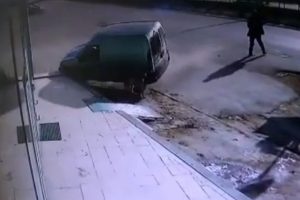 Kontrolden &ccedil;ıkan otomobilin altında kalmaktan son anda kurtuldular