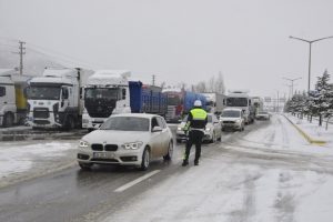 Konya-Antalya karayolunda trafiğe kar engeli