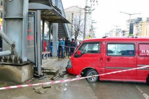 Midib&uuml;s otob&uuml;s durağına daldı!