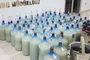 Ka&ccedil;ak viski imalatı yapan &ouml;ğretim g&ouml;revlisine polisten şafak baskını