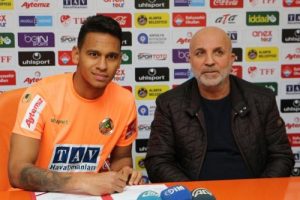 Alanyaspor, Augusto'yu renklerine bağladı