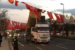 İnanılmaz kaza... Vatan Caddesi kapandı