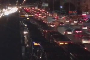 Yoğunluk isyan ettirdi, yolu kapattılar