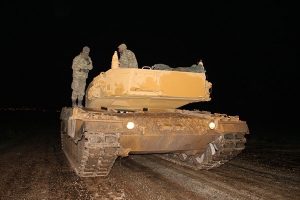 Sınıra tank sevkıyatı s&uuml;r&uuml;yor