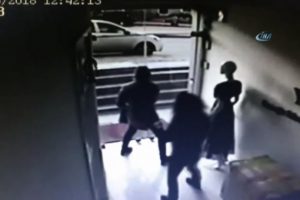 G&uuml;peg&uuml;nd&uuml;z iş yerinden bilgisayar &ccedil;alan hırsız kamerada