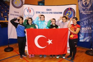İşitme engelli sporculardan Mehmet&ccedil;ik'e anlamlı destek