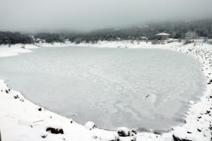 Yozgat'ta g&ouml;letler dondu, yama&ccedil;larda sarkıtlar oluştu