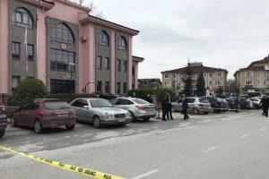 Adalet Sarayı &ouml;n&uuml;nde silahlı &ccedil;atışma: 4 yaralı
