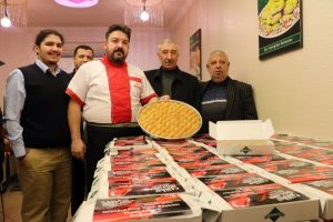Mevzideki askerlerin &uuml;ş&uuml;memesi i&ccedil;in odun taşıdı