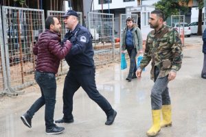 İnşaat &ccedil;alışması binayı &ccedil;atlattı kavgası