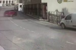 Kadın s&uuml;r&uuml;c&uuml;, Erkan Petekkaya'nın restoranına daldı