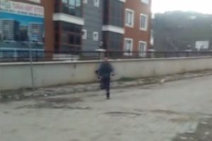 Neyden ka&ccedil;tığını g&ouml;r&uuml;nce kahkahalarını tutamadı!