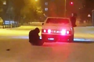 Karda drift yapıp, otomobile bağladıkları leğenle kaydılar