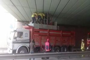 Asans&ouml;r taşıyan kamyonet alt ge&ccedil;itte sıkıştı
