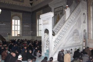 Kilis'te top atışları altında cuma namazı