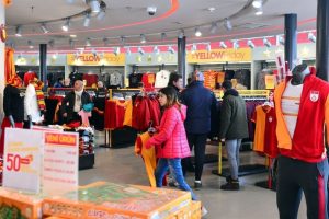 Galatasaray taraftarlarından 'Yellow Friday' &ccedil;ılgınlığı