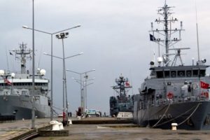 Savaş gemileri Sinop İskelesi'ne demirledi