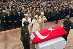 22 aylık yaşam m&uuml;cadelesini kaybeden şehidi binler uğurladı