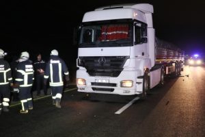 Patlayan lastiği değiştirmek isterken tırın altında can verdi