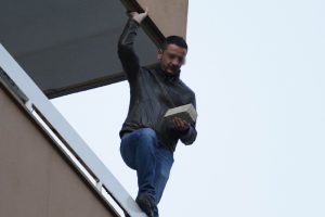 Kaldırım taşıyla intihar girişimi
