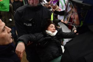 Ter&ouml;r &ouml;rg&uuml;t&uuml; PYD/PKK yandaşları Berlin'i karıştırdı