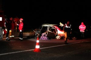 Otomobille tır &ccedil;arpıştı: 2 &ouml;l&uuml;, 2 yaralı